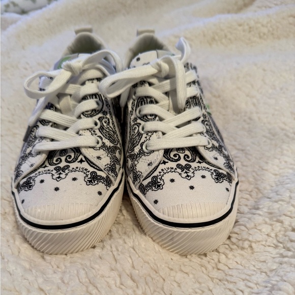Cariuma Bandana Print Canvas Sneakers 8.5 EUC - Picture 2 of 6